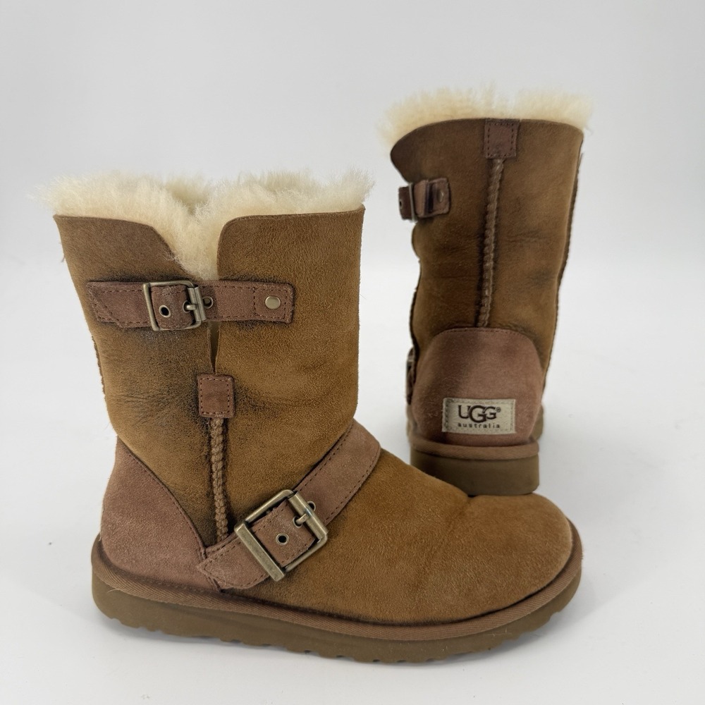 UGG Classic Short Dylyn Boots Womens 6 Brown Sheepskin Buckle Moto 1001202 Box